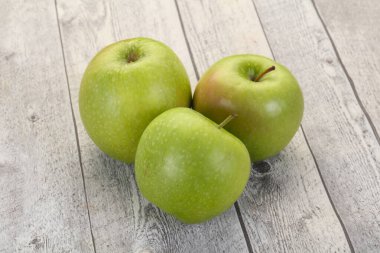 Olgun, tatlı, sulu elma