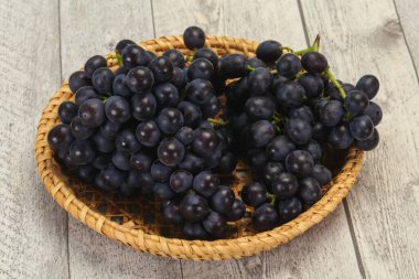 Taze taze tatlı kırmızı üzüm dalında