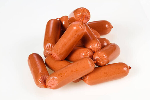 Вкусные мясные колбаски готовы к употреблению на белом фоне
