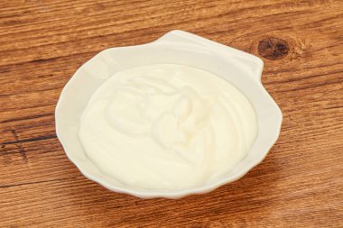 Süt ekşi krema kasede