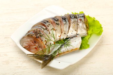 Salata yaprakları üzerinde baharatlı füme Scomber.