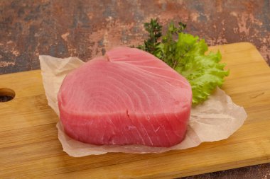 Çiğ ton balığı bifteği pişirmeye hazır.