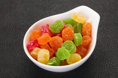 Tatlı meyve yığını kasede