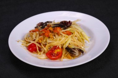 Deniz mahsullü yeşil mango salatası - yengeç ve karides