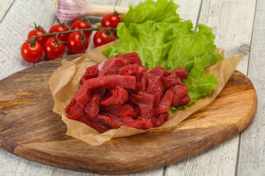 Çiğ et dilimlenmiş, pişirmeye hazır.