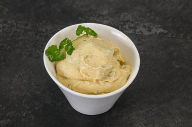 Zeytinyağı ve otlu humus atıştırmalığı.