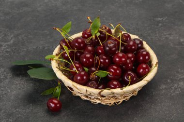 Yapraklarla dolu olgun kiraz yığını