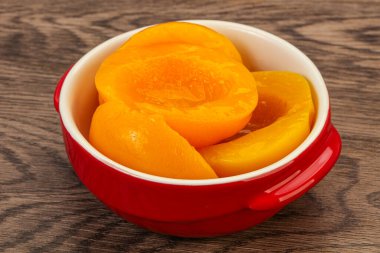 Şırıngayla marine edilmiş şeftali meyvesi.