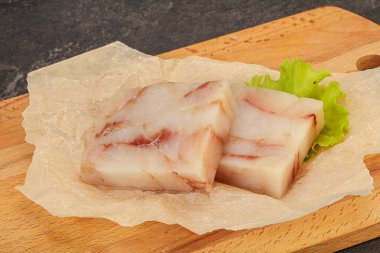 Pişirmek için çiğ balık filetosu.