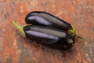 İki taze çiğ patlıcan pişirmek için izole edilmiş.