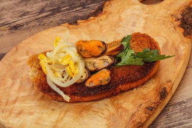 İçinde midye ve soya fasulyesi olan İtalyan uschetta.