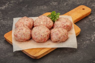 Yemek pişirmek için çiğ hindi köftesi.