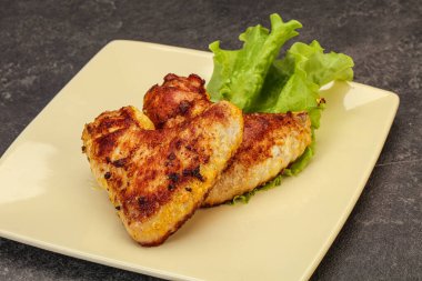 Baharatlı ve otlu kızarmış tavuk kanadı.