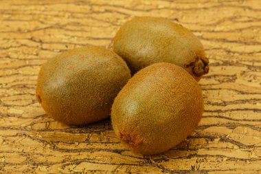 Az sayıda olgun tatlı kivi egzotik meyvesi