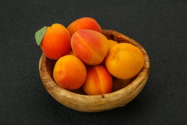 Taze, tatlı, birkaç kayısı meyvesi.