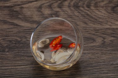 Acı biber ve sarımsaklı Vietnam sirkesi sosu.