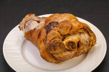 Baharatlı ve otlu domuz budu.