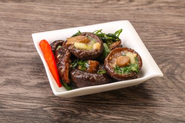 Baharatlı ve otlu terbiye edilmiş Shiitake mantarı.