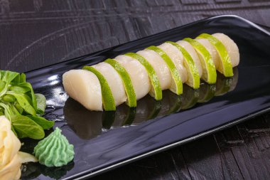 Çiğ deniz taraklı Japon mutfağı.