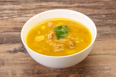 Füme et ve sebzeli bezelye çorbası.