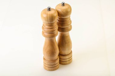 Ahşap biber ve tuz değirmeni mutfak malzemeleri.