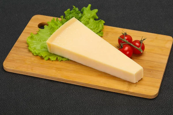 Triângulo Queijo Parmesão Tradicional Italiano Servido Salada — Fotografia de Stock