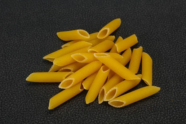 Rohe Penne Nudeln Bereit Für Die Schüssel — Stockfoto