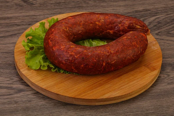 Krakowska Wurst Über Dem Brett Mit Kräutern Und Gewürzen — Stockfoto