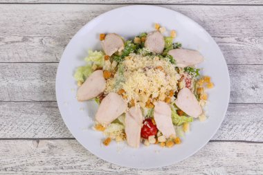 Tavuk göğsü ve parmesan peynirli Sezar salatası.