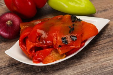 Kavanozda marine edilmiş kırmızı dolma biber