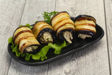 Peynirli patlıcan dolması ve otlar salata servis