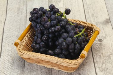 Taze taze tatlı kırmızı üzüm dalında