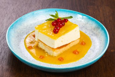 Geleneksel turuncu soslu cheesecake kırmızı frenk üzümü servis ediyordu.