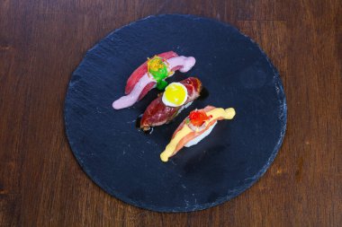 Ton balığı, somon ve biftek soslu suşi.