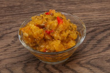 Salatalık ve hardal tohumlu sos.