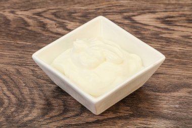 Süt ekşi krema kasede