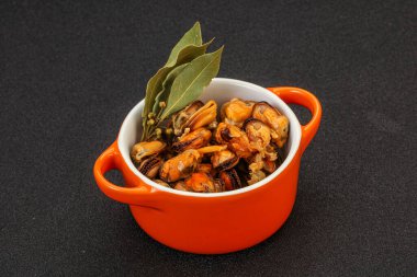 Kasede baharatlı midye turşusu.