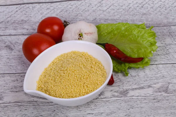 Couscous Cru Dans Bol Servi Feuilles Salade Tomate Poivre Prêt — Photo