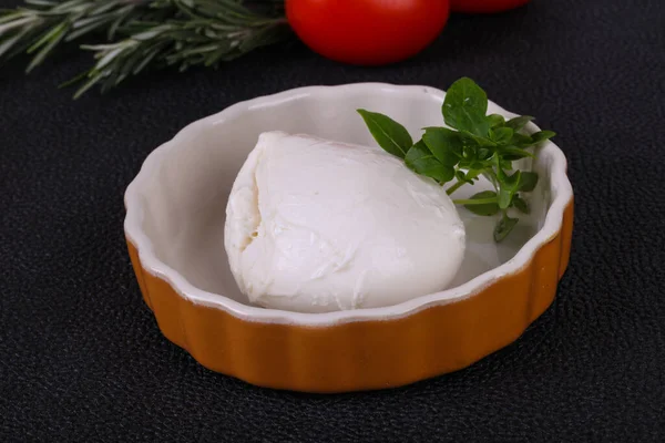 イタリアのモッツァレラチーズボールはバジルとトマトを提供 — ストック写真