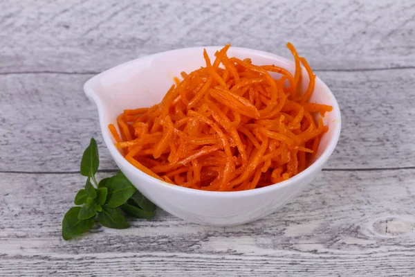 Korean Cattot Snack Salad Bowl Served Basil Leaves — Stock Photo, Image