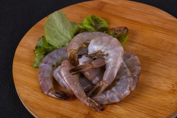 Rauwe Koningsgarnalen Klaar Voor Het Koken Geserveerd Salade Bladeren — Stockfoto