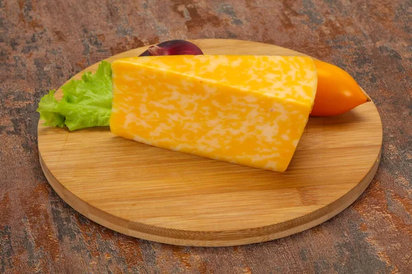 木制背景上的大理石奶酪三角形 — 图库照片