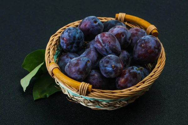 Coapte Grămadă Prune Coș Frunze — Fotografie, imagine de stoc