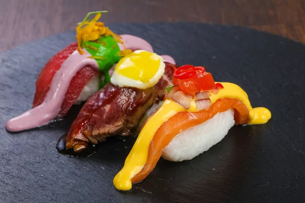 Sushi Ton Somon Sos Vită Servit — Fotografie, imagine de stoc