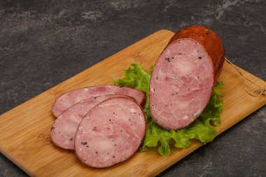 Baharatlı ve otlu füme jambon.