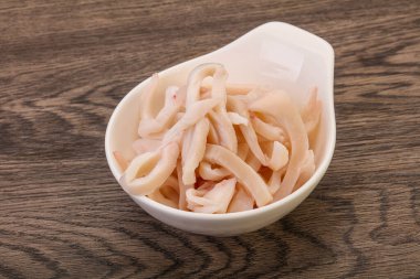 Lezzetli marine edilmiş mürekkep balığı kasede atıştırmalık parçalar.