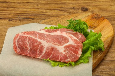 Izgara için çiğ domuz eti boyunlu biftek.