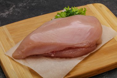 Pişirmek için çiğ tavuk göğsü.