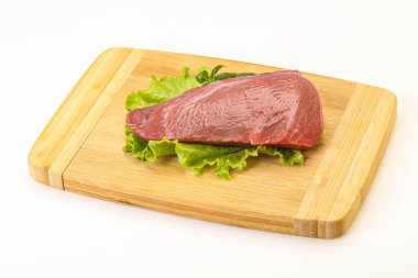 Pişirmek için çiğ et parçası.