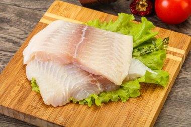 Pişirmek için çiğ pangasius fileto balığı.